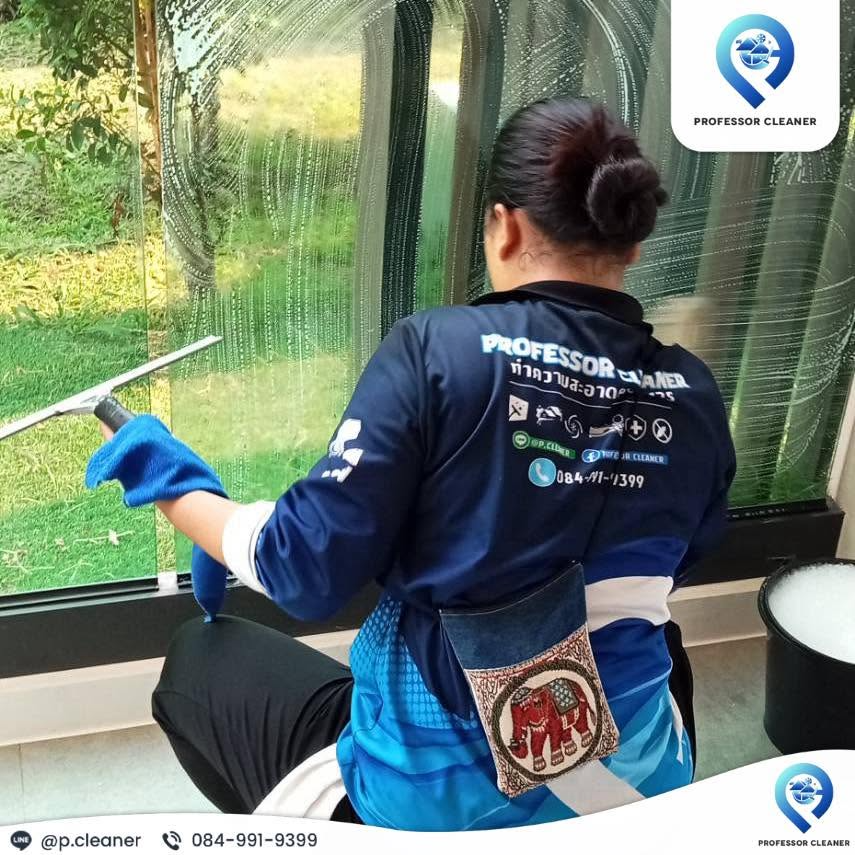 เช็ดกระจกด้วยที่รีดน้ำ ทำความสะอาดบ้าน เชียงใหม่ Big Cleaning